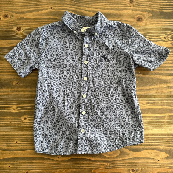 Boys Abercrombie Kids Blue Geometric Print Short Sleeve Button Down Shirt Size 5 - Picture 1 of 5